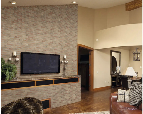 Wohnzimmer mit gemauerter Wand, Fernseher und braunem Ledersofa