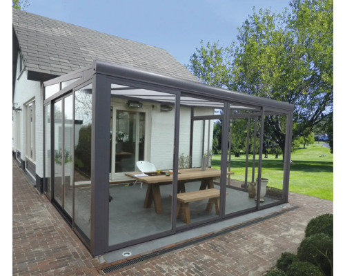 Serre moderne avec table et banc dans le jardin