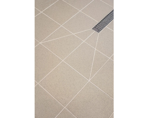 Sol de salle de bain avec carreaux carrés et siphon de sol