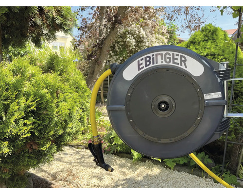Eninger Schlauchbox mit gelbem Gartenschlauch im Aussenbereich