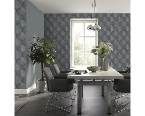 Esszimmer mit geometrischer Tapete und Esstisch