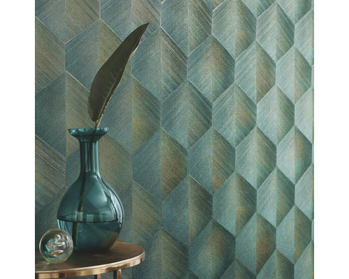 Nahaufnahme einer Wand mit geometrischer Tapete, dekoriert mit einer Vase und einem Blatt