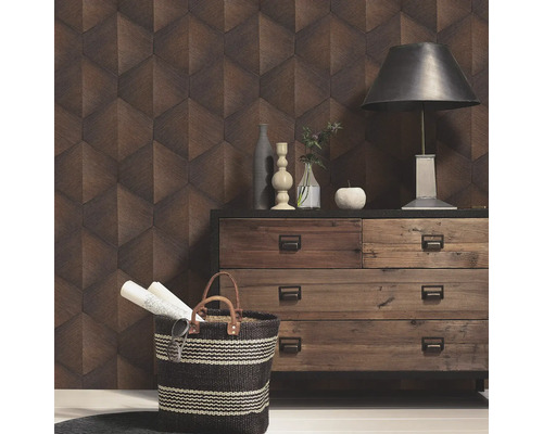 Wohnraum mit einer Wand mit dreidimensionaler Holzoptik Tapete, Kommode und Dekorationen