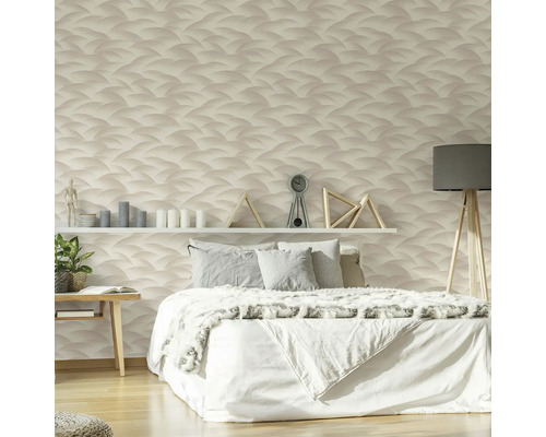 Schlafzimmer mit Bett vor einer Wand mit Tapete mit Wellenmuster