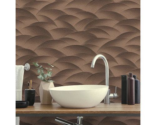 Badezimmer mit Waschbecken und gemusterter Tapete