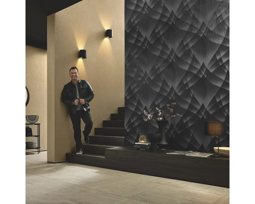 Wohnraum mit Treppe, Wandleuchten und Tapete mit grafischem Muster