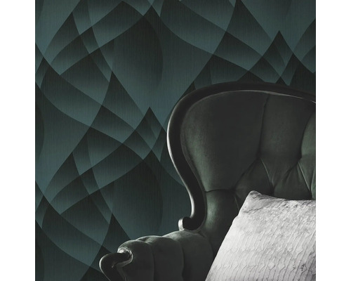 Tapete mit geometrischem Muster und Sessel mit Kissen