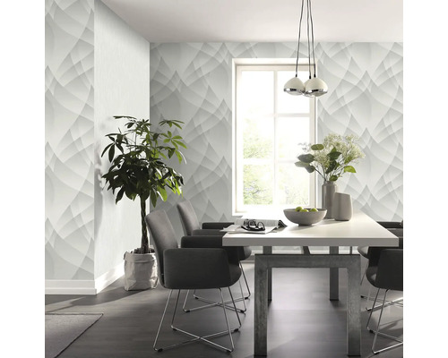 Esszimmer mit modernem Design, Esstisch, Stühlen, Zimmerpflanze und Tapete mit grafischem Muster