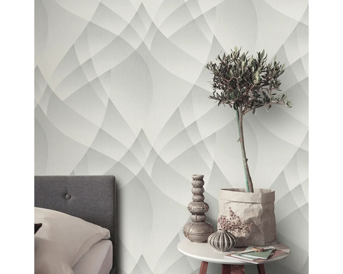 Szene mit geometrischer Tapete, Bett und Tisch mit Dekorationen.