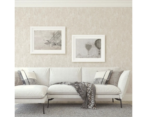 Wohnzimmer mit Sofa, Kissen, Decke und Bildern an der Wand