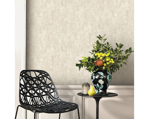 Dekoratives Zimmer mit gemusterter Tapete, Stuhl und Blumenvase