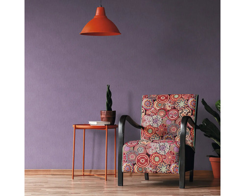 Dekorative Inneneinrichtung mit Sessel, Lampe und Beistelltisch
