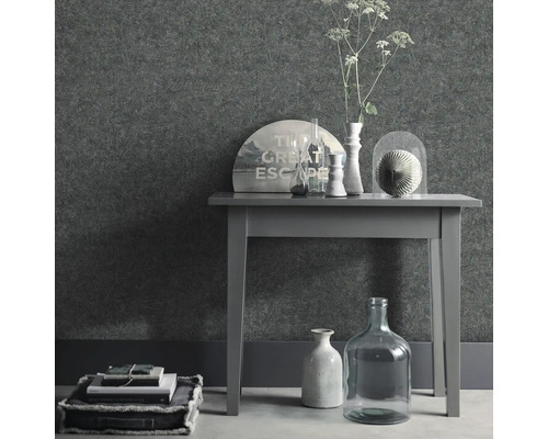 Szene mit Tisch, Dekoration und Strukturtapete