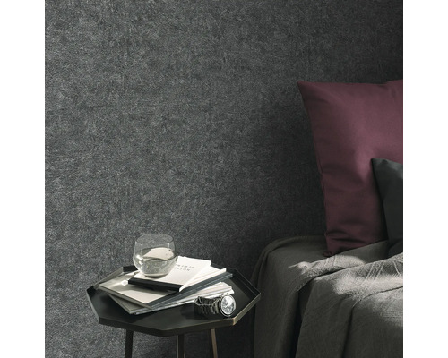 Schlafzimmerszene mit dunkler Tapete, Nachttisch und Bett