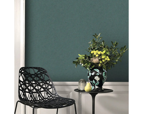 Dekoratives Interieur mit Vliestapete, Stuhl, Tisch und Blumenvase