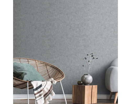 Graue Wandgestaltung mit Sessel, Beistelltisch und Sofa im Wohnzimmer.