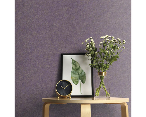 Nahaufnahme eines Tisches mit Dekoration vor einer gemusterten Tapete