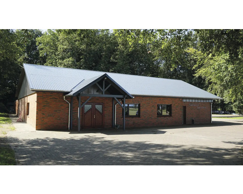 Bâtiment avec des murs en briques et un toit métallique