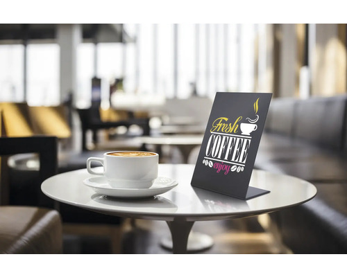 Présentoir de table avec l''inscription Fresh Coffee à côté d''une tasse de café sur une table
