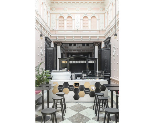 Vue intérieure d''un café avec des tables, des chaises et un comptoir.