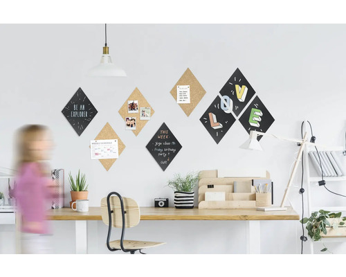 Büro mit Schreibtisch, Stuhl und Pinnwänden in Diamantform