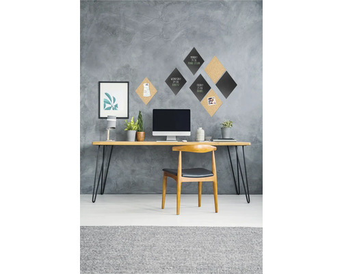 Arbeitszimmer mit Schreibtisch, Stuhl, Computer, Pinnwänden und Dekorationen für eine organisierte und helle Atmosphäre.