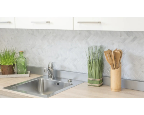 Küchenspüle mit Armatur, Dekoration und Fliesenrückwand