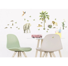 Décoration murale avec des motifs d''animaux dans une chambre d''enfant avec table et chaises