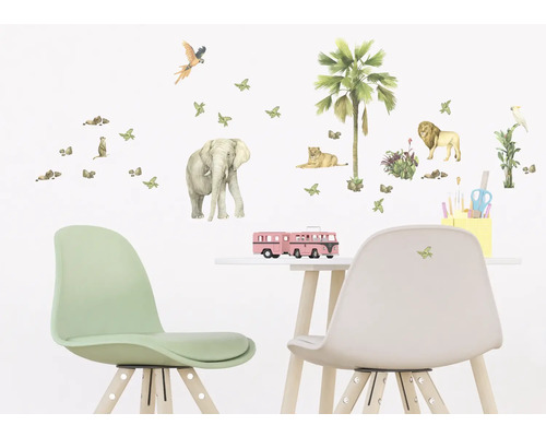 Décoration murale avec des motifs d''animaux dans une chambre d''enfant avec table et chaises