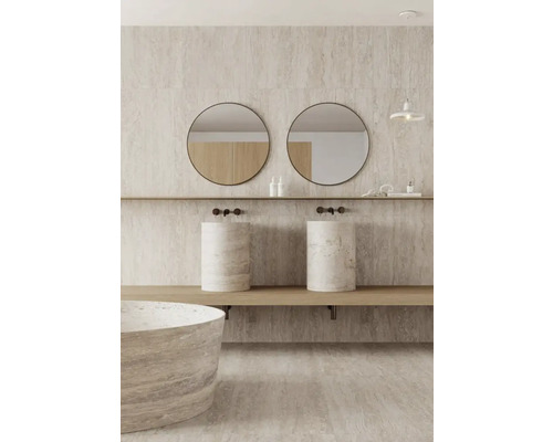 Helles Badezimmer mit Badewanne, zwei Waschbecken und runden Spiegeln