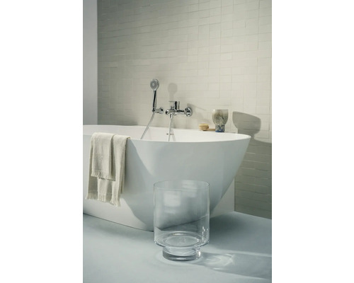 Badezimmer mit freistehender Badewanne, Armatur, Handbrause und Glasvase