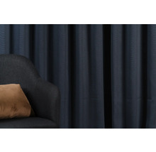 Intérieur décoratif avec rideau, fauteuil et coussin