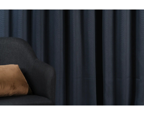 Intérieur décoratif avec rideau, fauteuil et coussin