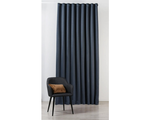 Echarpes décoratives avec oeillets et chaise dans la pièce.