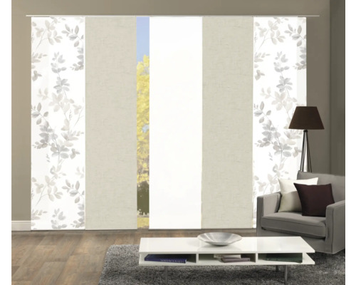 Schiebegardinen mit Blattmuster in einem Wohnraum