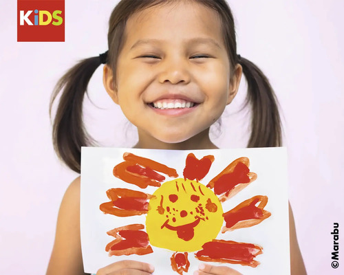 Un enfant tient un dessin fait maison d''un soleil.