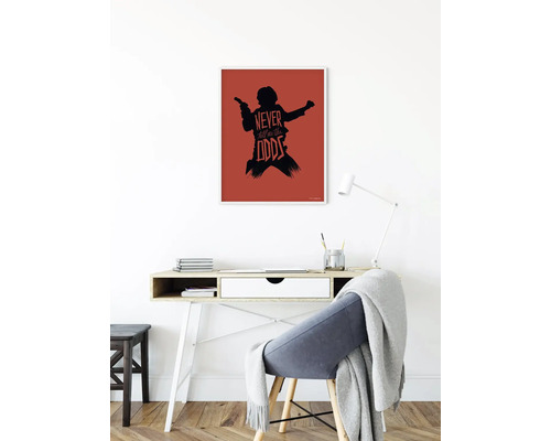 Image décorative avec une silhouette et le texte ''Never tell me the odds'' au-dessus d''un bureau