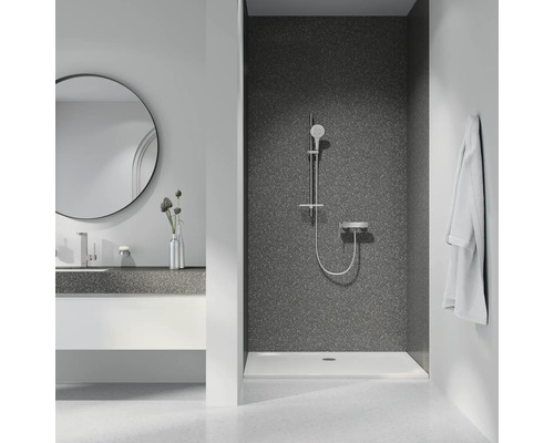 Helles Badezimmer mit Waschbecken, Spiegel und Dusche.