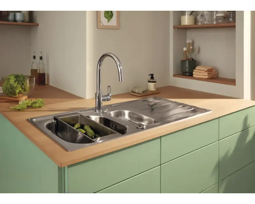 Küchenspüle aus Edelstahl mit Abtropffläche und Spültischarmatur auf einer Küchentheke