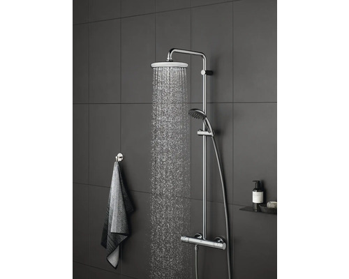 Duschsystem mit Kopfbrause und Handbrause im Badezimmer