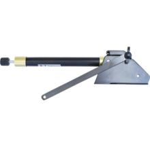 Pince de serrage d''établi réglable avec cylindre noir, manchons dorés et bras métallique plat.