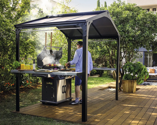Grillplatz mit Grill, Grillpavillon und Holzboden im Garten