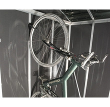 Fahrrad aufgehängt an einer Wandhalterung