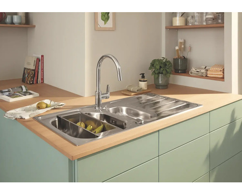 Küchenspüle aus Edelstahl mit Abtropffläche und Armatur in einer hellen Küche