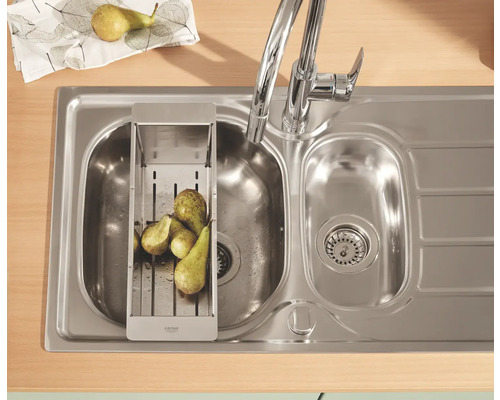 Spültisch mit Abtropffläche und Küchenarmatur