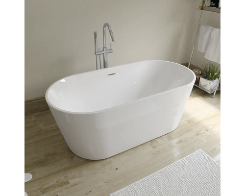 Baignoire îlot avec robinetterie et porte-serviettes dans la salle de bain