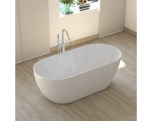 Baignoire îlot avec robinetterie dans la salle de bain