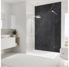 Salle de bains lumineuse avec douche, panneau de douche aspect marbre et lavabo