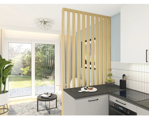 Helle Wohnungseinrichtung mit Küche, Wohnbereich und Raumteiler aus Holzlatten