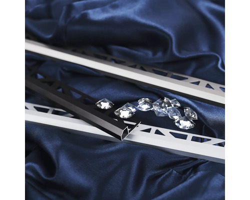 Fliesenprofile aus Metall mit Dekorsteinen